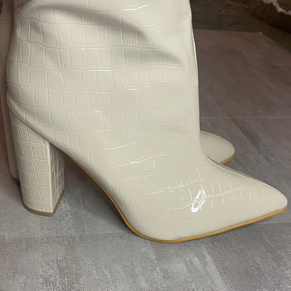 Elegant Cream Faux Croc Knee-High Women's Boots- Sz 10 - Picture 6 of 16
